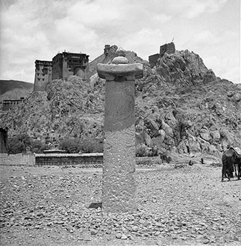 Pillar from Tri Song Detsen’s tomb, photographed by Hugh Richardson © Pitt Rivers Museum, Oxford